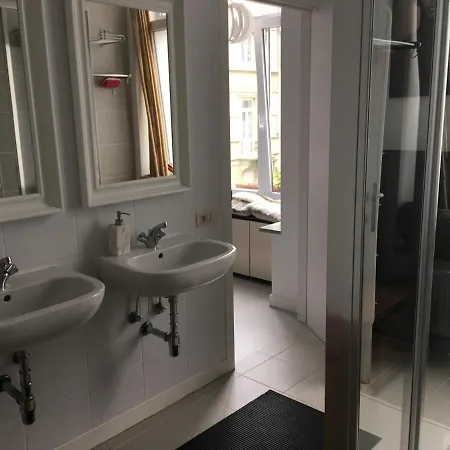 Chic & Cosy In 300m From Beach Free P In Street Apartment