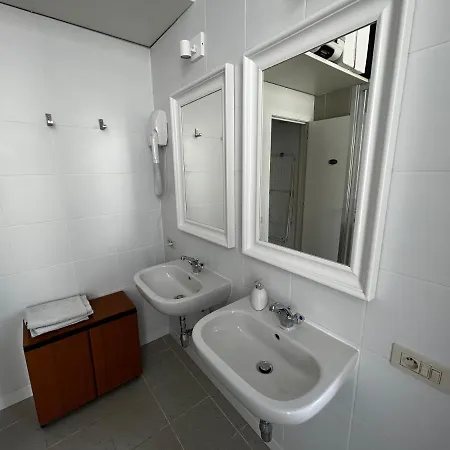 Chic & Cosy In 300m From Beach Free P In Street Apartment